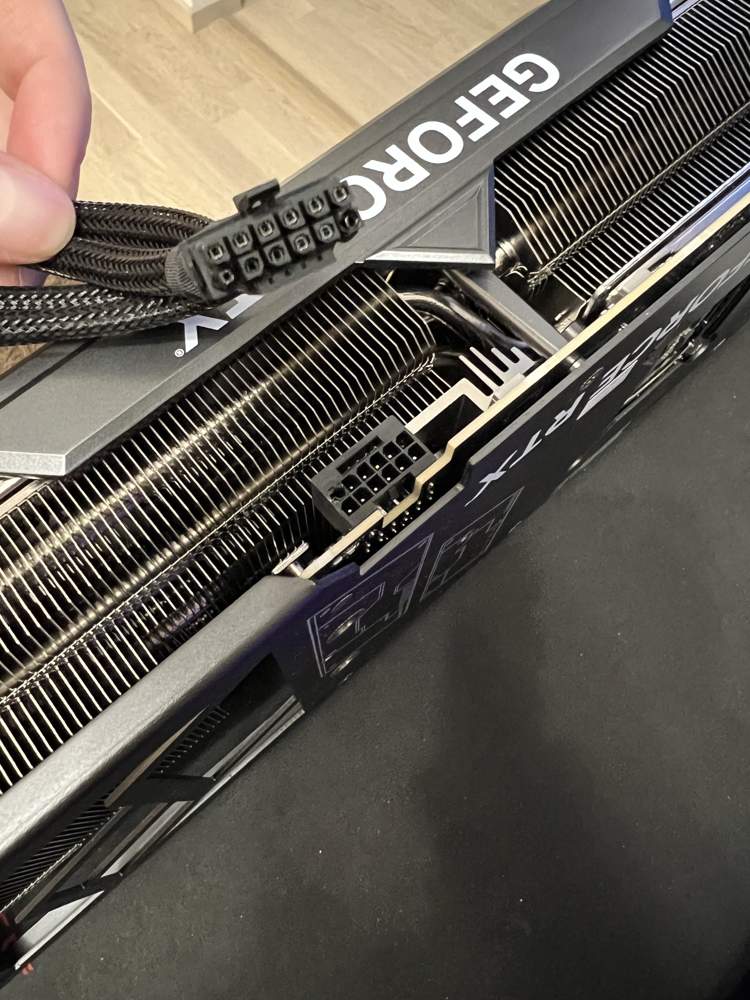 Conector de alimentacion de la nvidia geforce rtx 4090 quemado 3