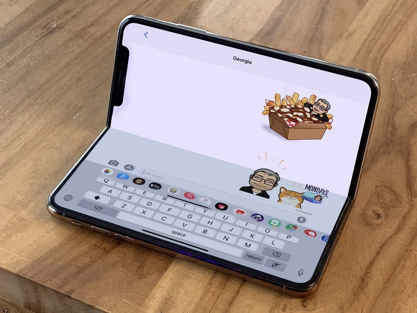 Apple se prepara y patenta una pantalla plegable resistente a las gritas