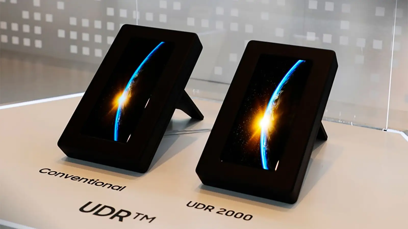 Samsung display udr 2000 oled diferencia
