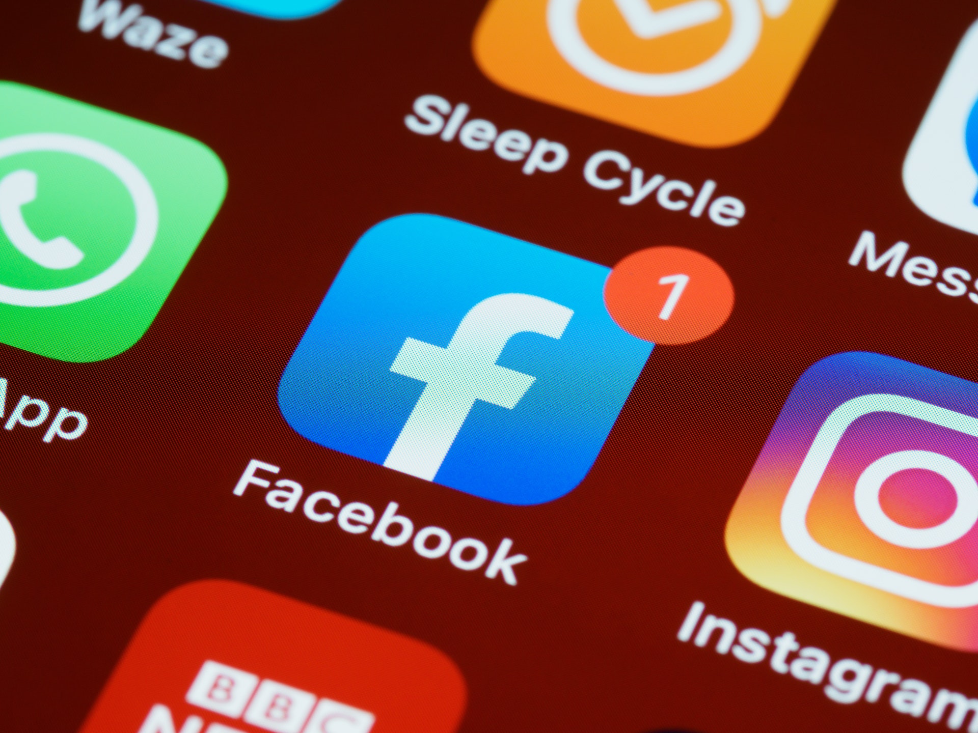 Demandan a Facebook por gastar la batería de los móviles