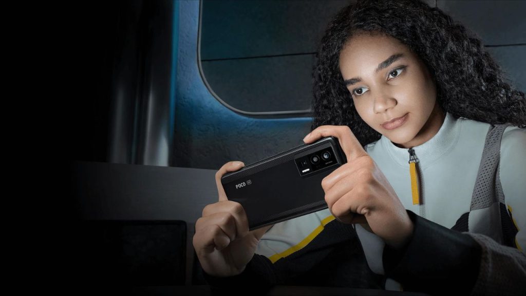 Poco f5 pro chica con el movil