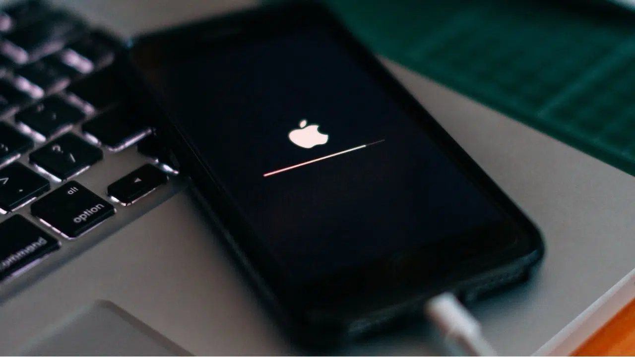 iOS 17.0.3 y el Enigma de los iPhone 15: ¿Por Qué Se Apagan Solos?