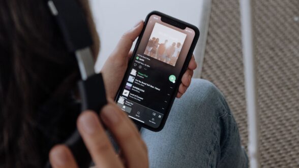 Spotify ha tomado medidas contra mods y apks crackeados. Conoce como recuperar acceso a tus playlists probar alternativas legales o cambiar de plataforma