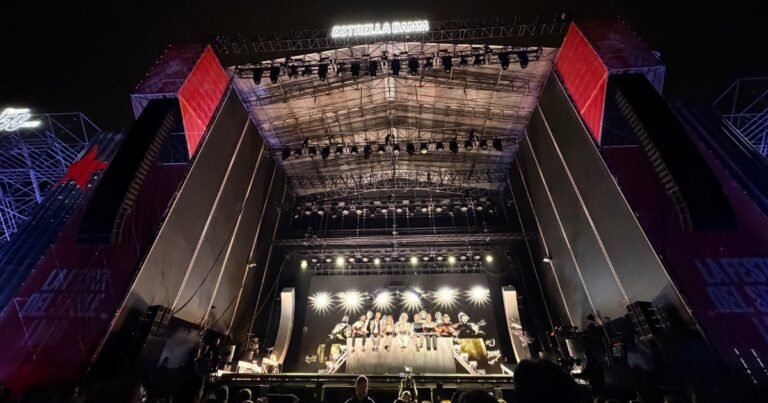 Oques Grasses durante el momento acústico del concierto en el Fòrum de Barcelona, mayo 2026