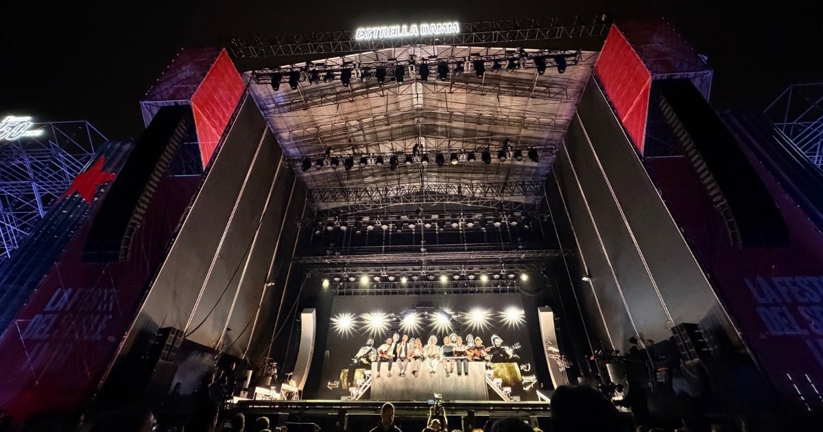 Oques grasses durante el momento acústico del concierto en el fòrum de barcelona, mayo 2026