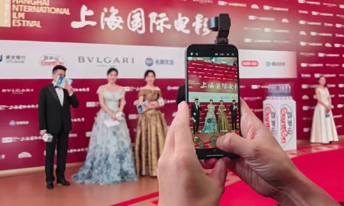 Honor robot phone mostrando su módulo de cámara con gimbal de titanio integrado