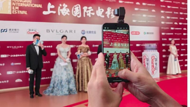 Honor robot phone mostrando su módulo de cámara con gimbal de titanio integrado