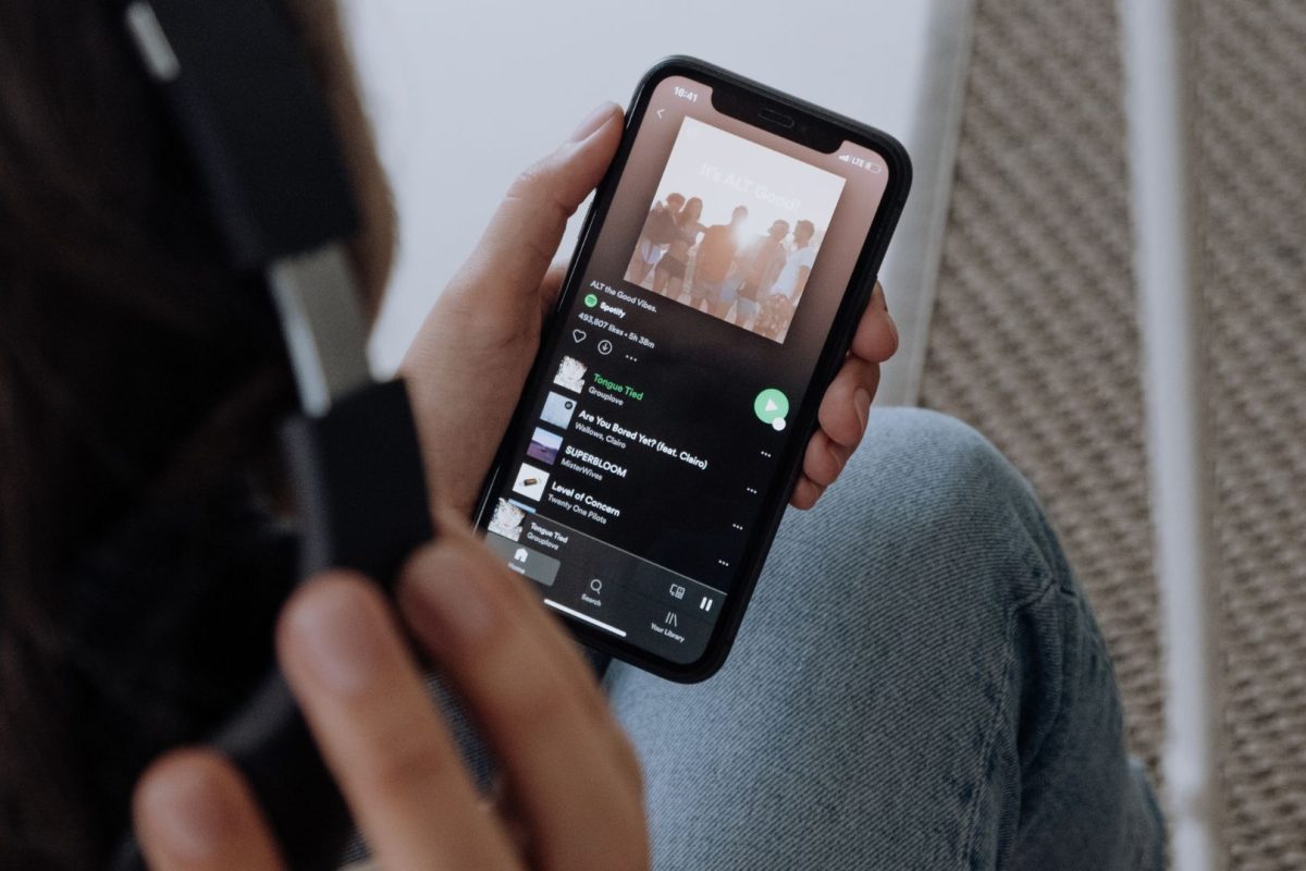 Spotify ha tomado medidas contra mods y APKs crackeados. Conoce cómo recuperar acceso a tus playlists, probar alternativas legales o cambiar de plataforma.