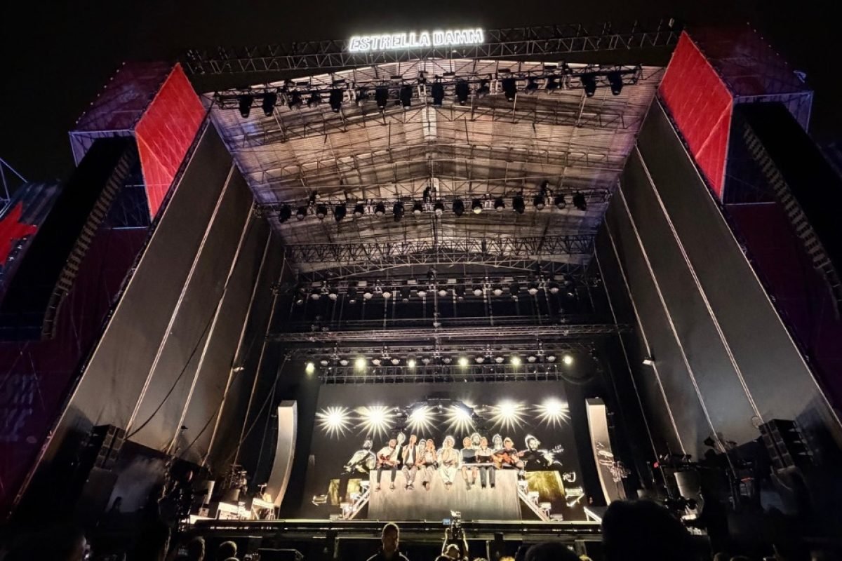 Oques Grasses durante el momento acústico del concierto en el Fòrum de Barcelona, mayo 2026